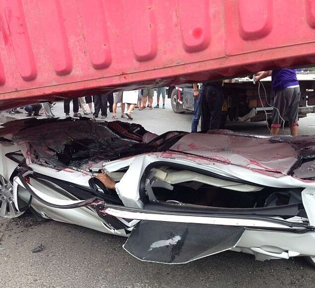 Carro esmagado por contêiner Carro esmagado por contêiner