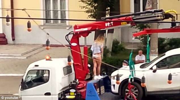 Mulher é flagrada tirando a roupa e dançando