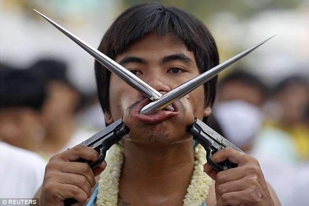 Ritual tailandês faz com que fiéis furem suas bochechas com espadas
