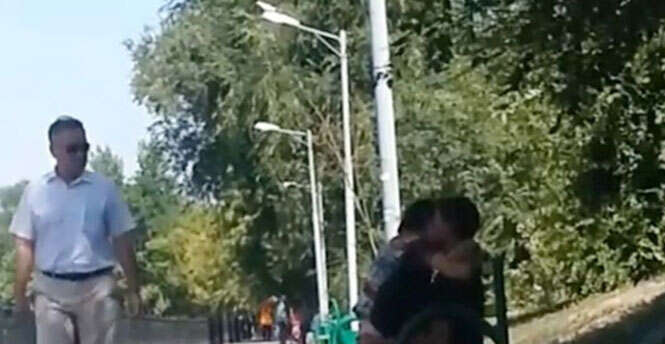 Casal é flagrado tendo relação íntima em praça pública
