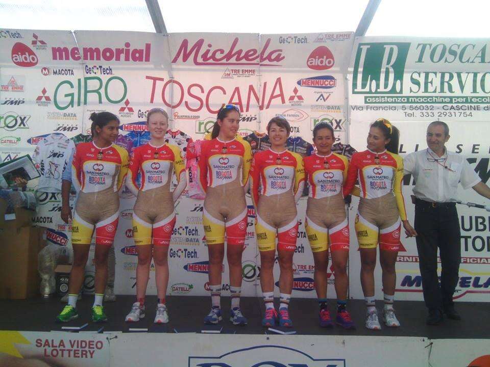 Equipe de ciclismo causa polêmica por conta do uniforme