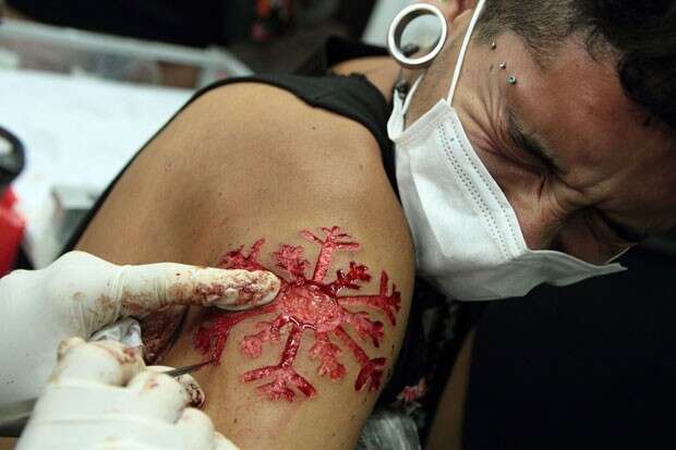 Homem cria tatuagem cortando a pele 