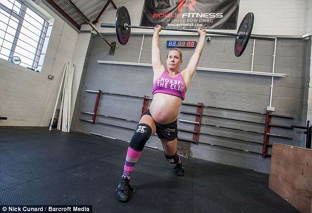 Apaixonada por exercícios físico, mulher causa polêmica por continuar a levantar peso mesmo estando grávida