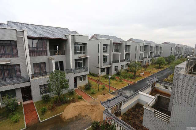 Empresário chinês gasta 15 milhões de reais para construir casas e dar a moradores de rua