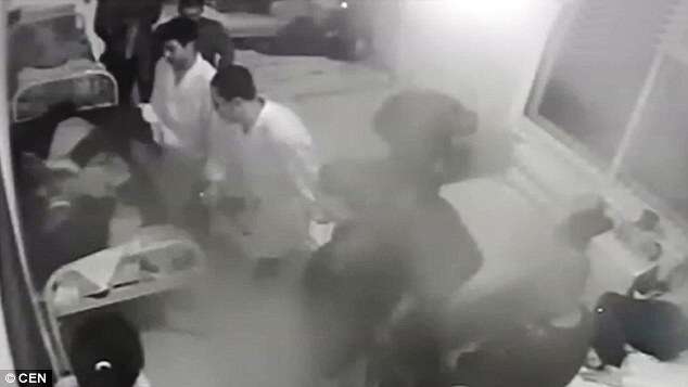 Vídeo chocante mostra momento em que enfermeiros espancam paciente Vídeo chocante mostra momento em que enfermeiros espancam paciente