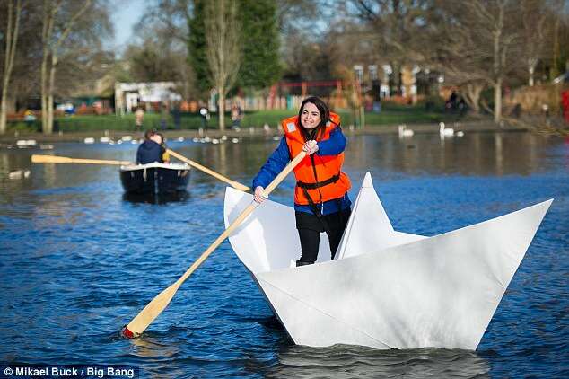 Barco de papel gigante é criado na Inglaterra
