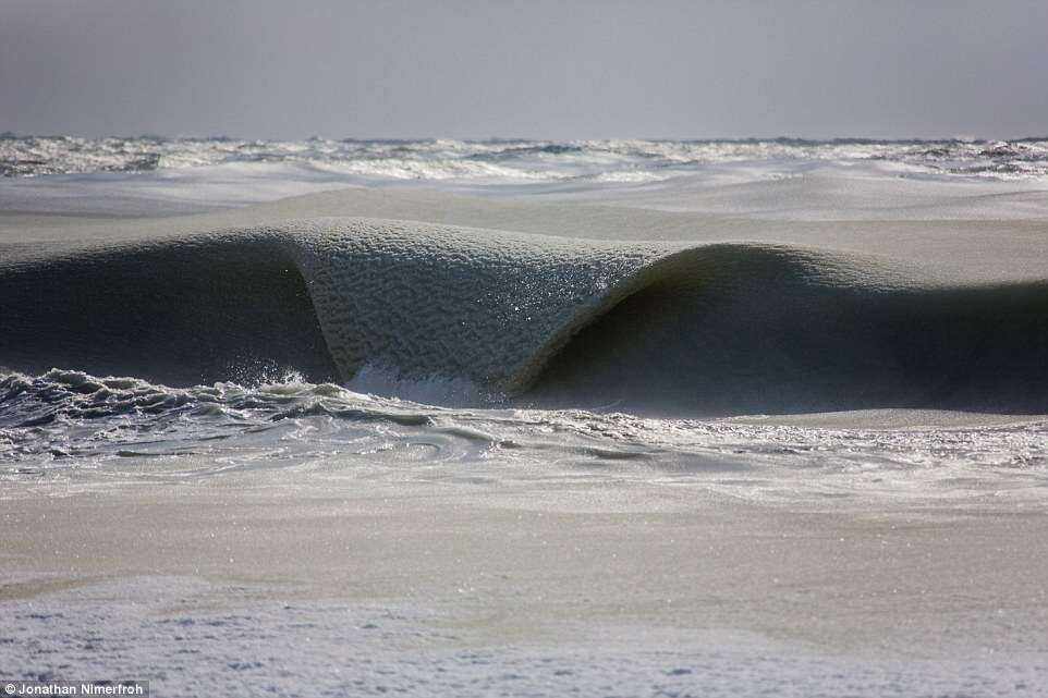 Imagens mostram ondas congeladas devido ao frio