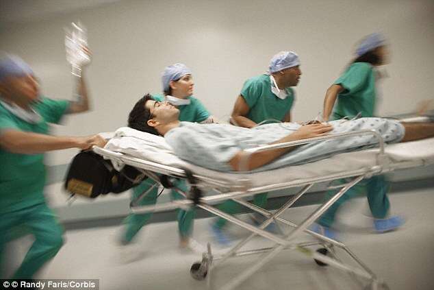Homem de 42 anos é levado às pressas para cirurgia depois de perceber que órgão genital se quebrou durante sexo