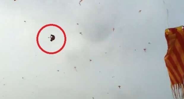 Menino de 5 anos morre após ser levado por pipa gigante durante festival Menino de 5 anos morre após ser levado por pipa gigante durante festival