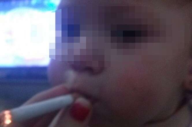 Mulher publica foto de bebê fumando cigarro e imagem causa revolta na web Mulher publica foto de bebê fumando cigarro e imagem causa revolta na web