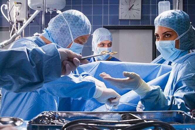 Médico esquece celular dentro de paciente após realizar parto