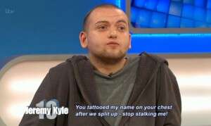 Homem tatua nome da ex-namorada no peito em tentativa de reatar romance