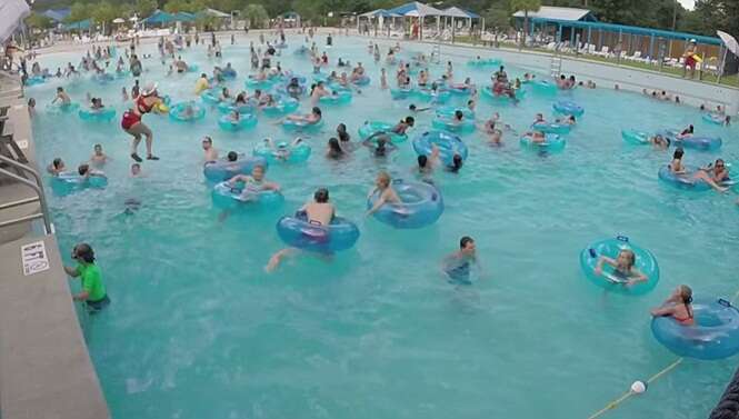 Vídeo impressionante mostra menino se afogando dentro de piscina repleta de pessoas