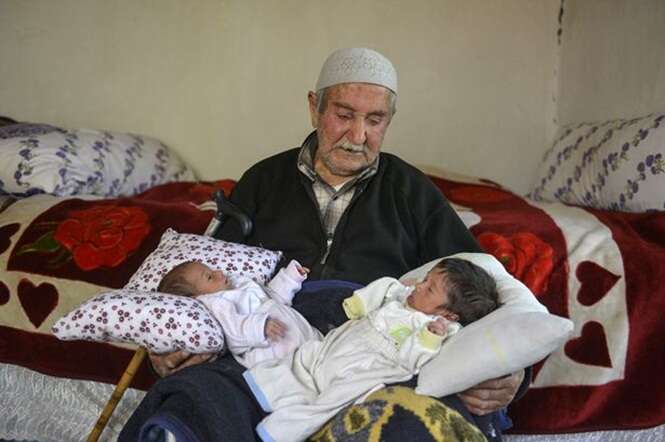 Idoso de 85 anos com 13 filhos se torna pai novamente após sua esposa dar luz a gêmeos