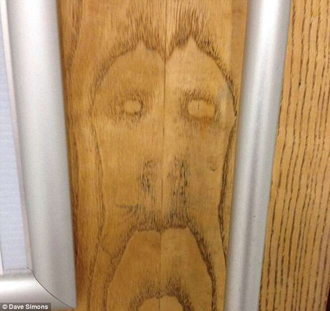 Homem de 33 anos afirma ter encontrado imagem do rosto de Jesus em porta de banheiro