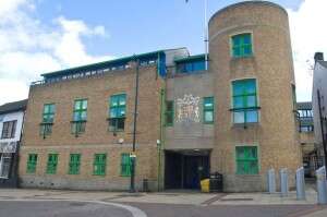 Jovem que trabalhava como babá abusa de bebê de 3 meses, tira foto do momento e envia a amigo antes de ser preso