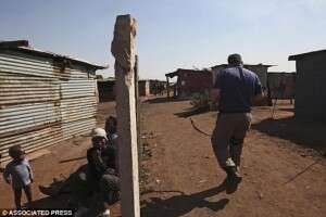 Mãe assiste pelo buraco da fechadura momento em que adolescente estupra sua filha de 3 anos antes de deixa-la caída em poça de sangue