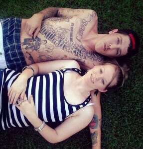 Casal é encontrado morto a tiros em carro, ao lado da filha de 3 anos, que assistiu cena e escapou ilesa