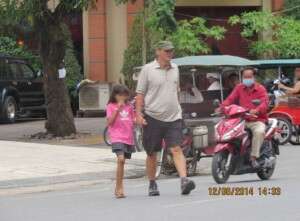 Pedófilo que pagava 15 reais para dormir com crianças é preso após ser flagrado de mãos dadas com menina de 11 anos