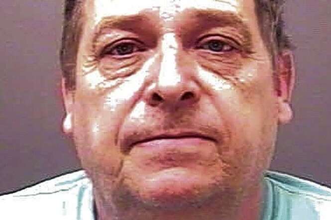 Menina de 12 anos usa Facebook enquanto era estuprada