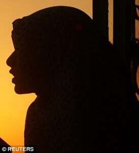 Pai é condenado à prisão perpétua após estuprar sua filha de 9 anos junto de um amigo dele