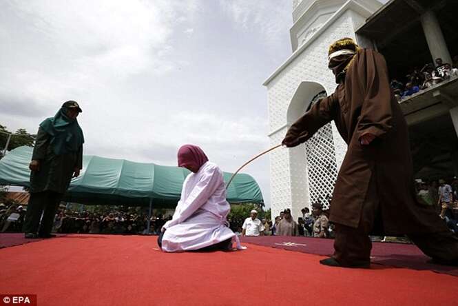 Mulheres solteiras são punidas com chibatadas em público na Indonésia