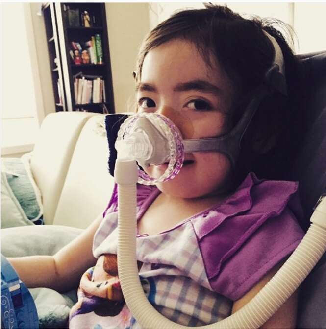 Menina de 5 anos que passou toda a vida lutando contra doença incurável escolhe morrer ao infrentar mais tratamentos no hospital