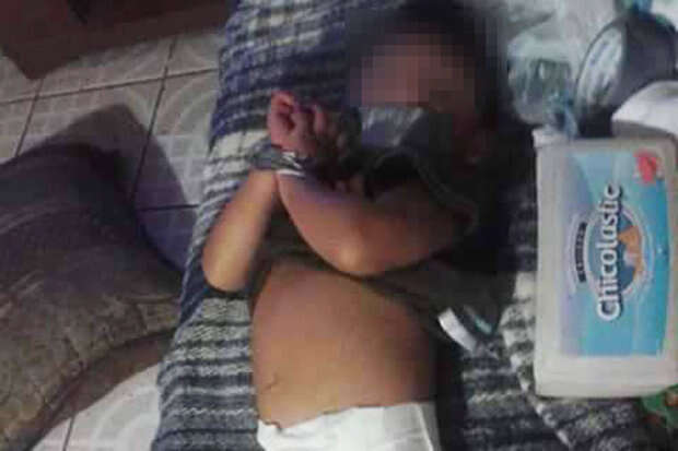 Mãe posta no Facebook foto de filho bebê com mãos amarradas e boca fechada com fita adesiva 