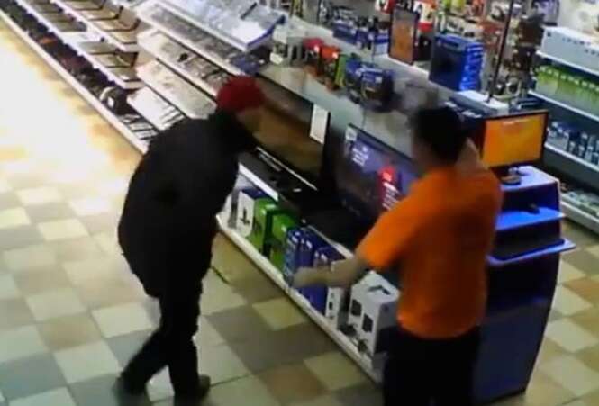 Vídeo flagra pervertido usando consoles de PlayStation 4 para se dar prazer Vídeo flagra pervertido usando consoles de PlayStation 4 para se dar prazer