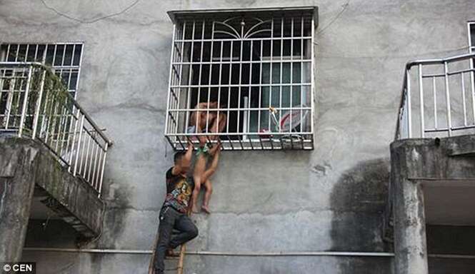 Vídeo flagra momento chocante em que criança fica pendurada pela cabeça nas grades de janela