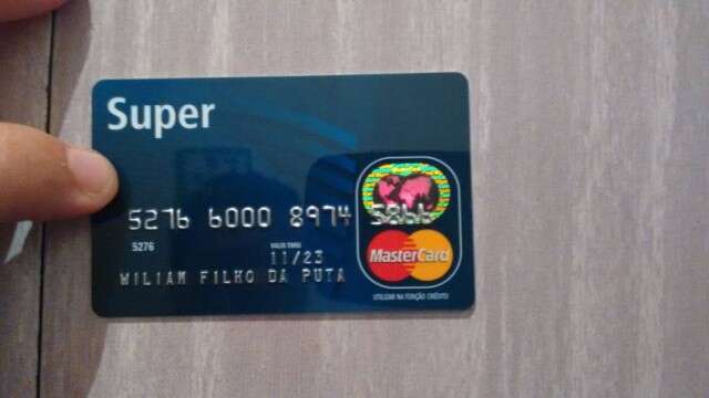 Homem recebe cartão de crédito com xingamento impresso no lugar de seu sobrenome