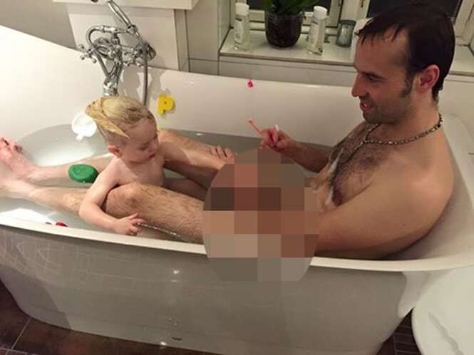 Comediante causa polêmica ao postar no Facebook imagem dele e da filha de 2 anos nus durante o banho