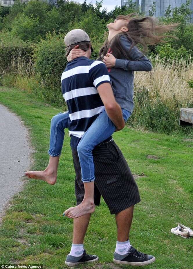 Foto flagra momento em que anoréxica de 31 kg quebra costelas ao saltar sobre namorado