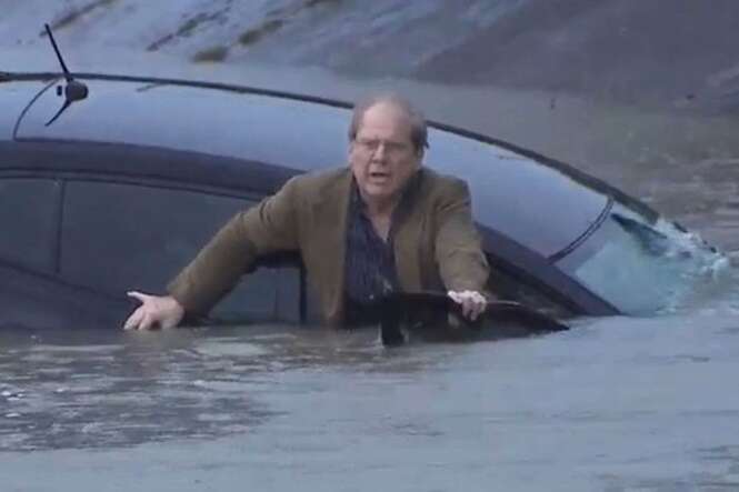Jornalista ajuda homem em enchente durante transmissão ao vivo nos EUA
