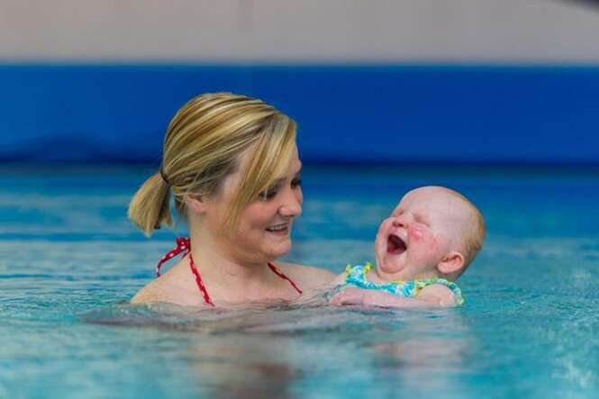 Vídeo emocionante mostra bebê nascido sem os olhos rindo toda vez que é levado para piscina
