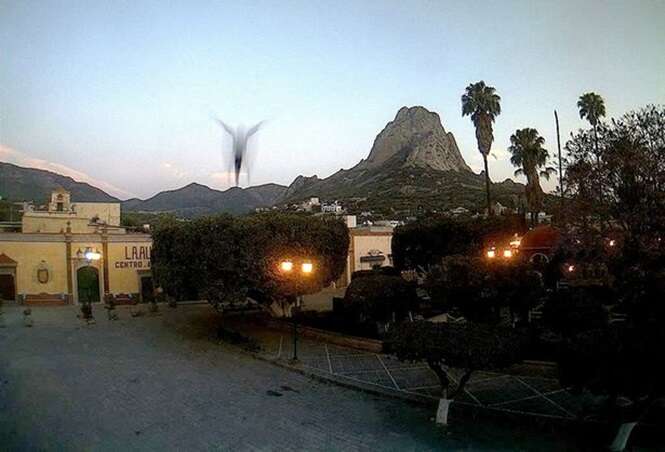 Suposta figura de 'Jesus' com os braços abertos flutua acima de casas em cidade mexicana