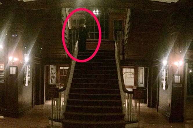 Hóspede fotografa fantasma em escadaria de hotel nos EUA