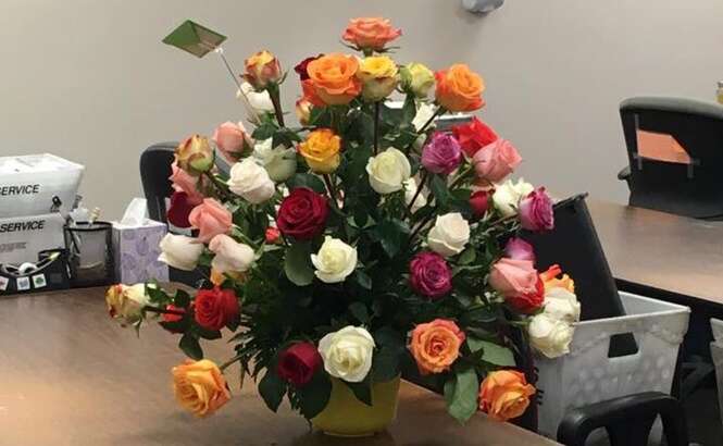 Marido falecido manda flores e presentes à esposa