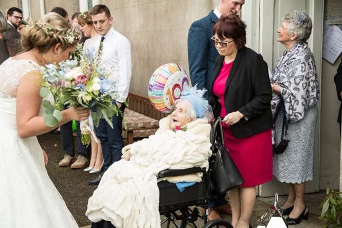 Avó de 100 anos entra como dama de honra no casamento de sua neta