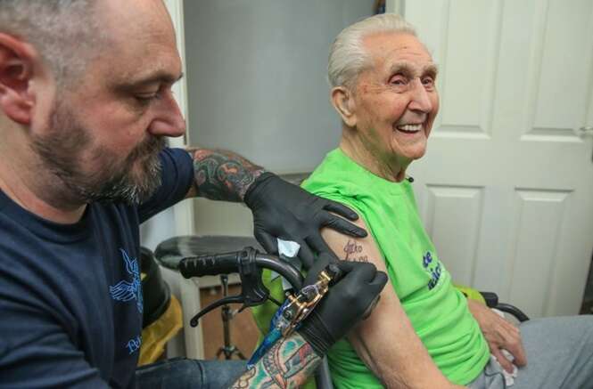 Idoso comemora aniversário de 104 anos fazendo tatuagem