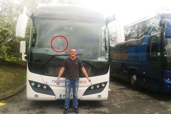 Homem tira foto na frente de ônibus e nota presença de alienígena na imagem