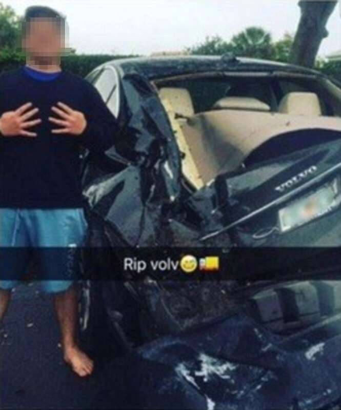 Adolescente posta foto ao lado de carro destruído após escapar com vida de acidente