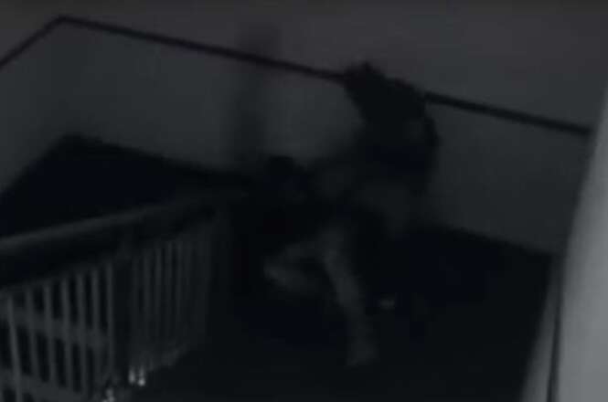 Sombra fantasmagórica aparece atacando dois jovens em escadaria
