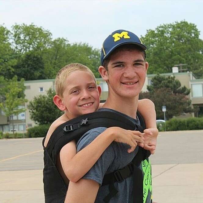 Adolescente anda 178 km com irmão deficiente nas costas para aumentar a consciência sobre a paralisia cerebral