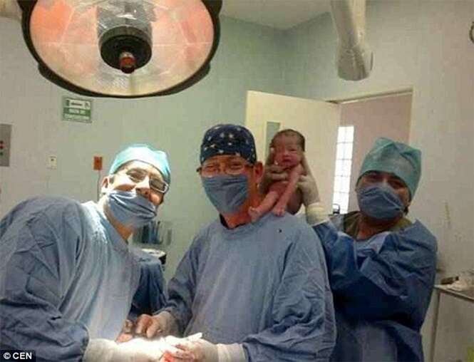 Médicos causa polêmica ao fazerem selfies com recém-nascido nu