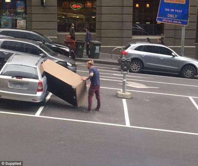 Imagem de homem tentando colocar enorme sofá dentro de pequeno carro se torna sensação na web