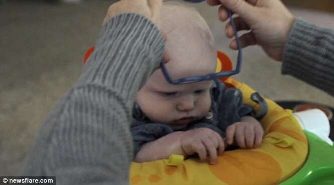 Vídeo comovente mostra reação incrível de bebê ao ver sua mãe nitidamente pela primeira vez