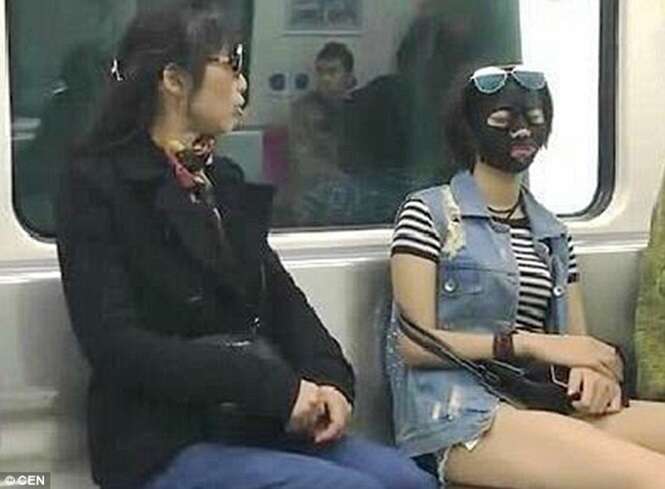 Mulher usa máscara facial diariamente enquanto vai ao trabalho