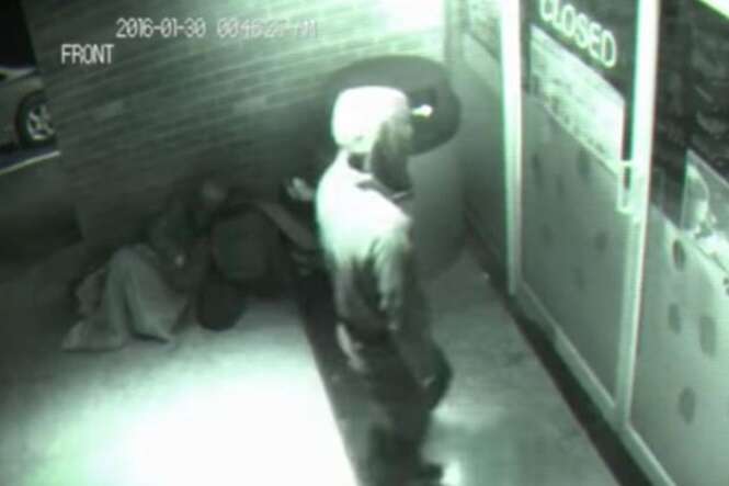 Câmera de segurança flagra homem fantasma atravessando porta fechada