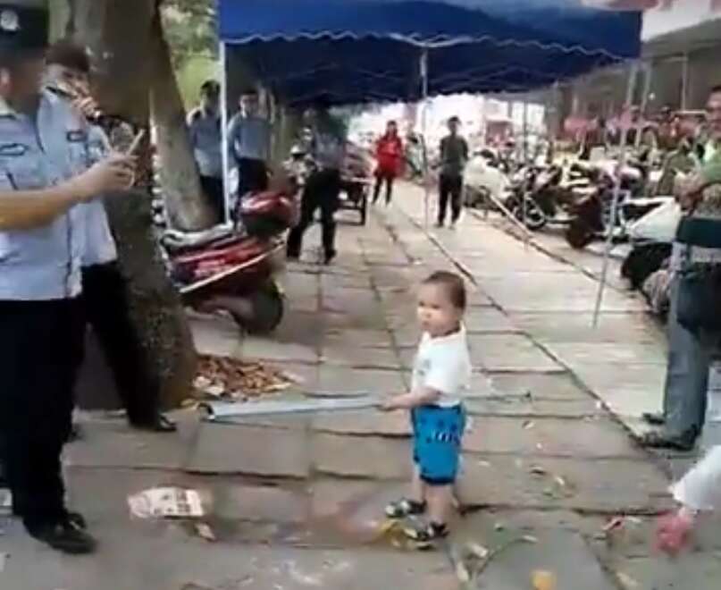 Pequeno garotinho intimidando com enorme barra de metal fiscais que 